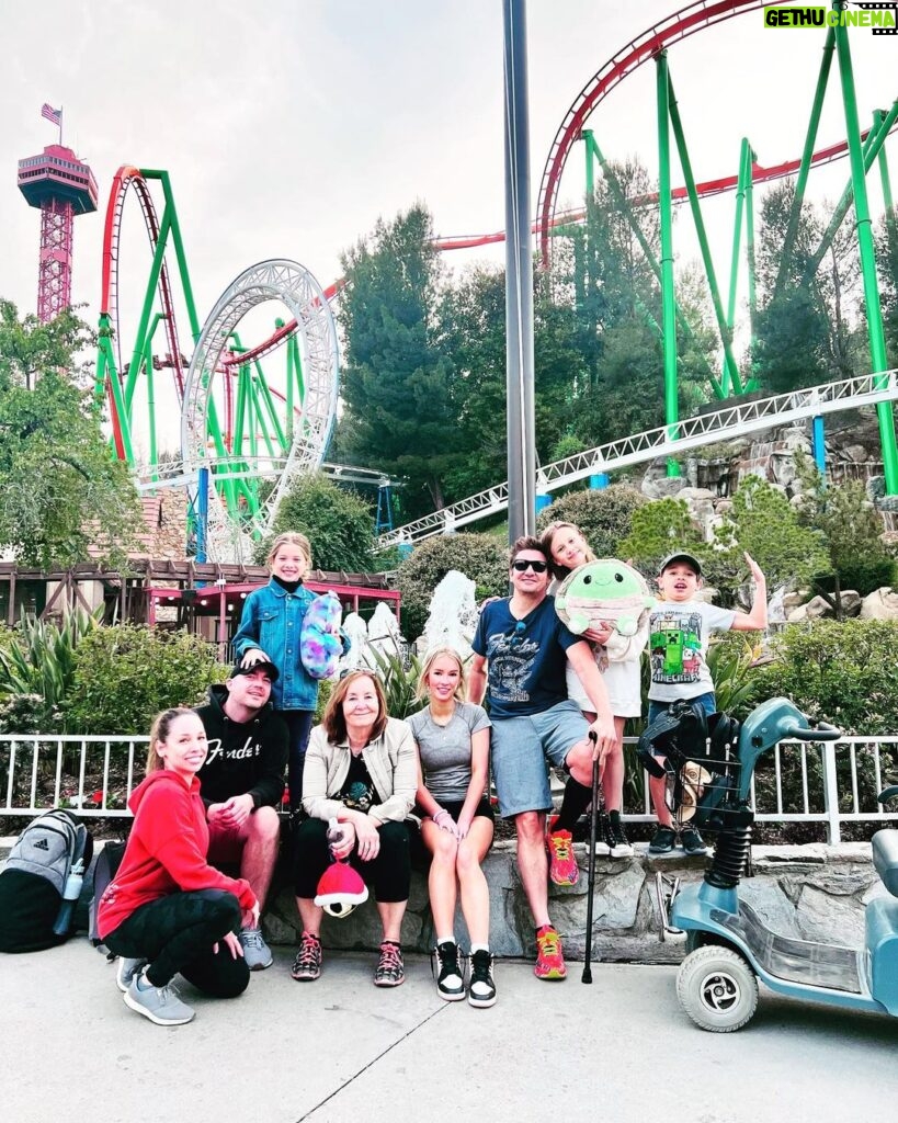 Jeremy Renner Instagram - Good Friday , made magic on the mountain with some of my amazing family! ❤️ @sixflagsmagicmountain #thankyou