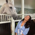 Jess Impiazzi Instagram - I was super lucky to have a private tour around the royal mews with @kayleigh_px @norfolk_n_chance_ @jonathanknight1967 - I got a kiss from one of the royal horses too 👑💂‍♀️🐎 The Royal Mews, Buckingham Palace