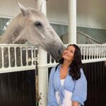 Jess Impiazzi Instagram - I was super lucky to have a private tour around the royal mews with @kayleigh_px @norfolk_n_chance_ @jonathanknight1967 - I got a kiss from one of the royal horses too 👑💂‍♀️🐎 The Royal Mews, Buckingham Palace