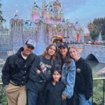 Jessica Alba Instagram - Celebrating Hayesie’s birthday with the homies @disneyland! ☺️🎟️🎢🫶🏽 #Disneyland #ThisIs6