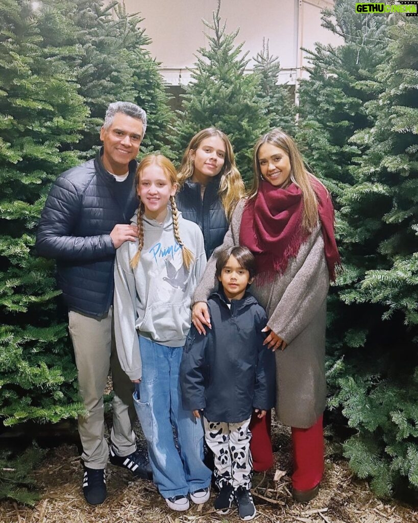 Jessica Alba Instagram - It’s that time of year! 🎄🎊🤍 Xo