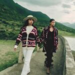 Jessica Alba Instagram - #SmallBusinessSaturday x #HispanicHeritageMonth ✨💫 Featuring all things fashion! 🧥👖👡👒👜Putting together outfits - whether you’re going out or chilling with the homies - is such a fun way to express yourself. Between outfit essentials, unique accessories, shoes, jewelry and the ultimate cozies - these brands have all the things! @carolinakuniverse @andreagomezofficial @aurelia.mexico @mallarino @caralarga_mx @simonett @apayaofficial @katherinecordero55 @joineby @poplinen Check ‘em out and share your faves with me below 🫶🏽 #LatineHeritageMonth #SBS #Fashion