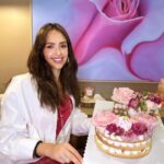 Jessica Alba Instagram - #SmallBusinessSaturday x gift guide edition 🎁 Featuring a handful of great gift ideas for your holiday party host - or essentials if you’re having the fiesta at yours! 💃🏽🎊🪩💫 Between kitchen goods, grazing boards, sweet treats, cozy home items, stunning floral arrangements, tasty adult bevs & more - these brands have you covered 👌🏽 @crumbles__patisserie @bricialopez @hexclad @spiceology @ladyandlarder @kellywearstler @nette.nyc @jennikaynehome @domoniquerose @casadelsoltequila Check ‘em out and comment your faves below 👇🏽 Sending everyone so much love and light this holiday season ☺️❤️