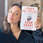 Jessica Alba Instagram - #SmallBusinessSaturday x gift guide edition 🎁 Feauturing gifting ideas for the man in your life - whether you’re shopping for your boo, BFF, brother, uncle, co-worker - this round up has something for everyone! @adamgrant @staycourant @hedleyandbennett @claseazulofficial @paravel @malbongolf @pairofthieves @cozyearth @ouraring Check ‘em out and drop your fave brands or other gifting ideas below 👇🏽 🤍