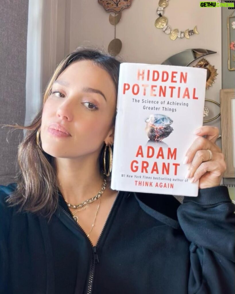 Jessica Alba Instagram - #SmallBusinessSaturday x gift guide edition 🎁 Feauturing gifting ideas for the man in your life - whether you’re shopping for your boo, BFF, brother, uncle, co-worker - this round up has something for everyone! @adamgrant @staycourant @hedleyandbennett @claseazulofficial @paravel @malbongolf @pairofthieves @cozyearth @ouraring Check ‘em out and drop your fave brands or other gifting ideas below 👇🏽 🤍