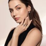 Jessica Alba Instagram - #WomanCrushWednesday - featuring a group of incredible actresses 🎬 that keep our entire community inspired and motivated with everything they do - @brunamarquezine @selenagomez @rachelzegler @jess_m_garcia @arianadebose #AnaDeArmas @jlo @salmahayek @evalongoria @sofiavergara ❤️✨ These women are representing their heritage and showing so many little girls 👧🏽👧🏻👧🏾 out there that anything is possible - no matter where you come from 💭💫 They are breaking down barriers and changing the narrative in our industry, while pushing the doors🚪 wide open to make space for others to join us 👊🏽 On top of it, they’re the best in the game at story telling and captivating the audience with their on-screen (and behind the camera 📽️) performances 🎞️🎥🍿 I’m so excited to continue following each of these women and their journeys 😍🥰 If there’s one thing I’ve learned over the years, it’s that energetically, you have to stand in your truth and do your best to not allow people to tear you down - especially when you are actually part of the solution toward the greater good. So thank you to these #Latina powerhouses for your hustle and for representing so many 🙏🏽 As you create content that represents our culture in a more accurate, dignified and aspirational way, you’re making many feel seen and heard like they might’ve never before 🙏🏽🤍 Besos 😘 #HispanicHeritageMonth #Latina #Latine #LatinX #WCW #Poderistas #Chingona