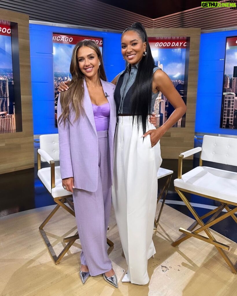 Jessica Alba Instagram - BFF fits 🔥🔥 (the matching was not planned 🤣) P.S. - @honest_renovations @therokuchannel 🙏🏽💜🤩