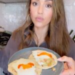 Jessica Alba Instagram – My #Cholula eggy (and cheesy 😜) tacos 🌮 Mmmmmm