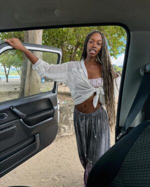 Jessica Allain Instagram - A friend gave me some good words at the beach today “Knowledge is the horse and Wisdom is the rider” 
Happy 2024 from my island home 🇱🇨