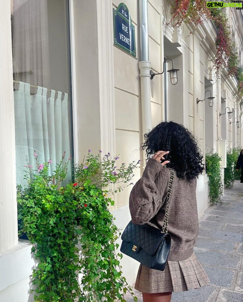 Jessica Allain Instagram - Excuses-moi Paris, France