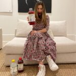 Jessica Biel Instagram - Guess who is NOT gonna be hungover tomorrow… 🥰👋🏻 Happy Holidays everybody - stay safe and party responsibly, even if you’re doin’ it at home alone 🙏🏻 @kinderfarms