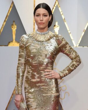Jessica Biel Instagram - That time I went to the Oscars dressed like an Oscar. It had to be done! 😅🏆 Swipe for an example of very normal red carpet behavior… Happy #AcademyAward day y’all!
