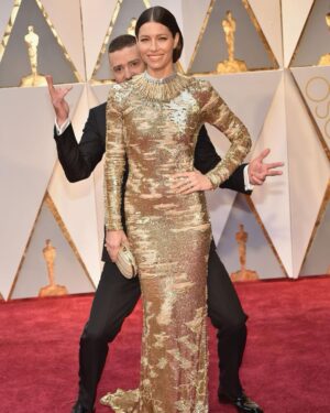 Jessica Biel Instagram - That time I went to the Oscars dressed like an Oscar. It had to be done! 😅🏆 Swipe for an example of very normal red carpet behavior… Happy #AcademyAward day y’all!