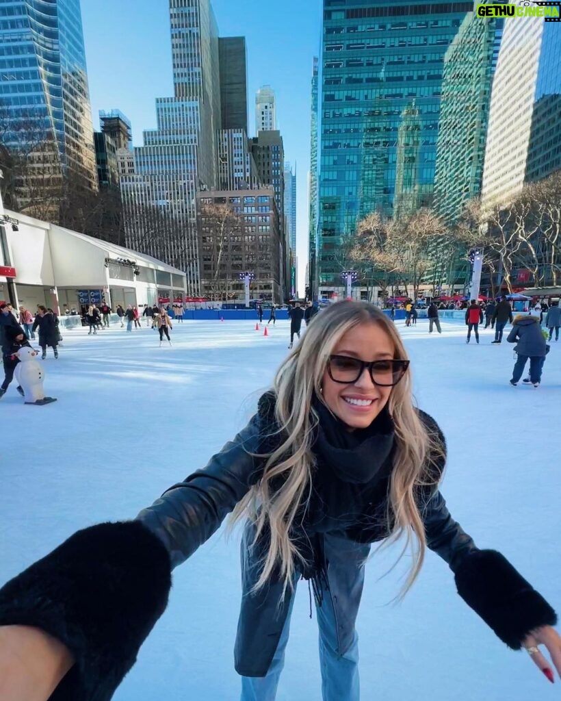 Jessica Lord Instagram - 😆🍟👯‍♀️💅🏼🕶️🎭⛸️🐢🍔 New York City