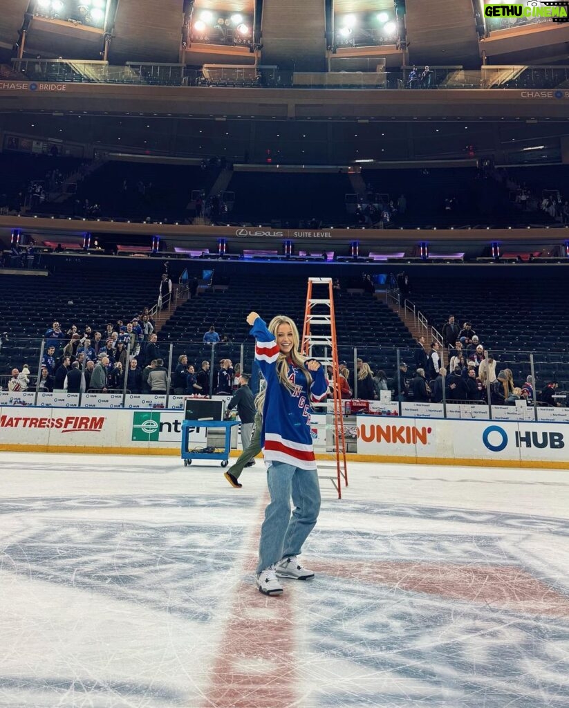 Jessica Lord Instagram - scored myself a pretty good one 🏒 Madison Square Garden- New York City