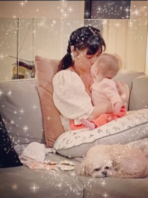 Jessica Lu Instagram - Everest told me she ALSO had an LA Times interview come out yesterday and in her article she mentioned I was her favorite person and loves kissing me and can’t get enough of my boobs. Weirdo but okay. 🤷🏻‍♀️

Moment caught by Mama Lu with my 2 main gals 🥰