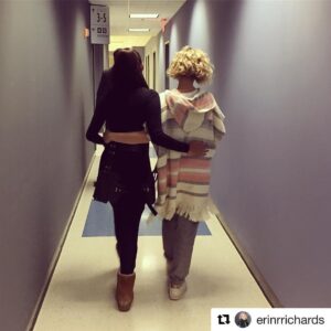 Jessica Lucas Instagram - 🐯🔪 #Repost @erinrrichards with @repostapp
・・・
#ladylove #babsandtabs #gotham #❤️ #BTS