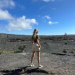 Jessica Thivenin Instagram - BIG ISLAND 🌋 Je suis tellement reconnaissante d'avoir pu faire le tour de plusieurs îles de l'archipel d'Hawaï, c'était un voyage extraordinaire Je suis triste malheureusement que notre voyage s'arrête ici à Big Island, sachant qu'il devait se poursuivre, à Maui, mais la nature en a décidé autrement. je suis de tout cœur avec Maui et j'espère que cette île, qui a été ravagée par les flammes va se relever encore plus fort 💛✨ Big Island Hawaii