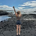 Jessica Thivenin Instagram - BIG ISLAND 🌋 Je suis tellement reconnaissante d'avoir pu faire le tour de plusieurs îles de l'archipel d'Hawaï, c'était un voyage extraordinaire Je suis triste malheureusement que notre voyage s'arrête ici à Big Island, sachant qu'il devait se poursuivre, à Maui, mais la nature en a décidé autrement. je suis de tout cœur avec Maui et j'espère que cette île, qui a été ravagée par les flammes va se relever encore plus fort 💛✨ Big Island Hawaii
