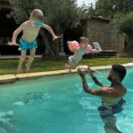 Jessica Thivenin Instagram - Petit séjour en famille ♥️ Maylone a prit pour la première fois une photo de @thibaultgarcia et moi trop fière de lui du coup je la poste!, bon il a pas évité la cellulite mais il a bien cadré 🤣 c’est une belle première 🤣🙏🏻. Château de Berne