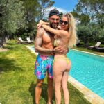 Jessica Thivenin Instagram - Petit séjour en famille ♥️ Maylone a prit pour la première fois une photo de @thibaultgarcia et moi trop fière de lui du coup je la poste!, bon il a pas évité la cellulite mais il a bien cadré 🤣 c’est une belle première 🤣🙏🏻. Château de Berne