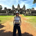 Jessica Thivenin Instagram - Je suis tellement reconnaissante d’avoir été au Cambodge, et d’avoir pu mener avec moi ma famille pour partager ces moments privilégiés avec eux et me remplir ma tête de souvenirs . Je suis contente d’avoir pu être en contact avec cette culture ce peuple, incroyable gentil et accueillant, je suis reconnaissante de ma vie et de pouvoir me rendre compte de la chance que j’ai, d’avoir ma famille en bonne santé, d’avoir des jambes des bras de respirer tout simplement, d’avoir un toit sur la tête , des fenêtres un lit … Pour tout ça merci la vie !… 🙏🏻🍀 Cambodia, Siem Reap