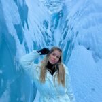 Jessica Thivenin Instagram - Islande 🇮🇸 Voyage que je place dans le top cinq ! J’en garde un souvenir extraordinaire. Ce pays que l’on peut visiter tout au long de l’année, car les paysages changent tout le temps. Notre voyage a été organisé par @tourlane merci a leur équipe de professionnels d’avoir géré nos problèmes d’annulation, de vol escales… si rapidement. Vous avez un devis gratuit et avec mon code promo: JESSTHIB200, vous bénéficiez de -200 € sur votre voyage. Offre valable jusqu’au 31 avril. collaboration commerciale