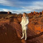 Jessica Thivenin Instagram - Monument Valley Je n’arrivais pas à choisir lol! Vous préférez 1,2,3,4,5,6,7,8,9,10 ❓