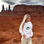 Jessica Thivenin Instagram - Monument Valley Je n’arrivais pas à choisir lol! Vous préférez 1,2,3,4,5,6,7,8,9,10 ❓