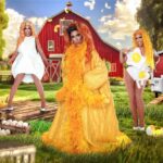 Jessica Wild Instagram - THE CHICKEN ENTER FIERCE!🤣🤣🐣🐥What I wanted to say was and The chicken entered fiercely.But many of you understood what I meant lol🤪 Quien Quiere huevos??🥚🍳 👗 @howiebofficial 💇‍♀️ @lwbhair 💄 @angelinabeepr @sapphirebeepr 📸 Leo Santiago and art by @retoucher_ryan #chicken #rupaulsdragrace #allstars8 #boricua🇵🇷 #pollo #huevos #brunch #farm #gallina