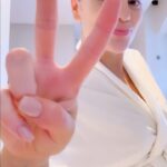 Jessie J Instagram - How I did my hair in 15 minutes for @brits 😶‍🌫️ Pregnancy forces you to bring out the sexy undies. 🥵😂 Not an ad just felt like making a 📼