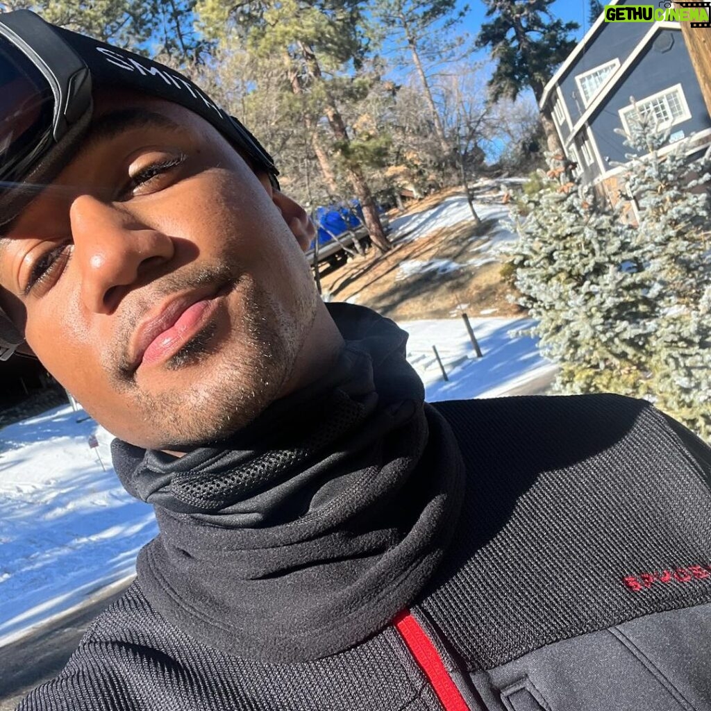 Jessie T. Usher Instagram - long story short, big bear was one for the books . I meannn karaoke in a cabin in the mountains… the pack 🐾 in our natural habitat 😂 . @serdariusblain @topshelfgetaways 🙌🏾 where to next !? Big Bear, CA