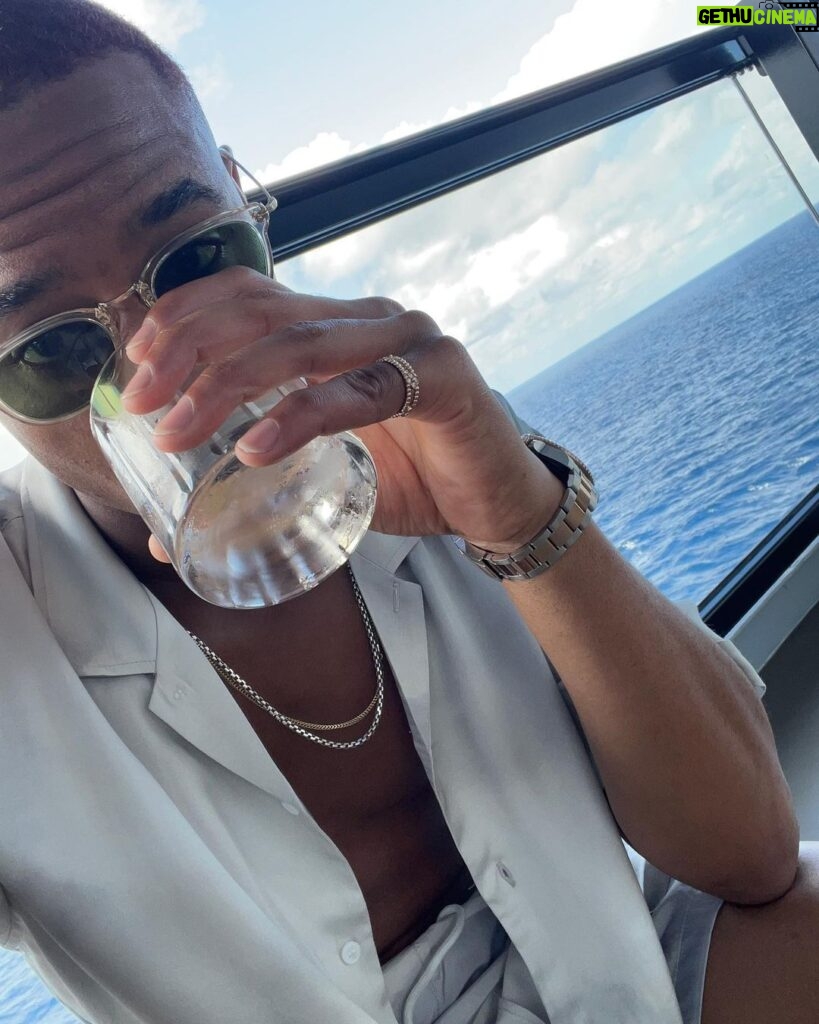 Jessie T. Usher Instagram - kicked off the year aboard the “Scarlett Lady” with some family & friends… and let me tell you… GREAT times were had 🙌🏾🚢🌊 @virginvoyages #virginvoyages ⚓️ Out at Sea!!