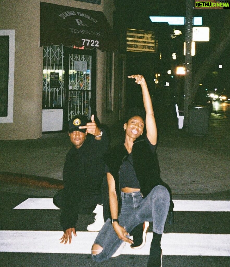 Jessie T. Usher Instagram - thirty foe years in a row, you been giving em what they ask foe !! im just glad to call you a sibling . hbd to the realest ever 🥳 . love you big sis @eyanatia (sorry momma she make me flip off every camera we see)