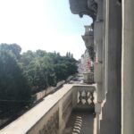 Jiřina Daňhelová Instagram - Až budeš příště váhat jestli jet na dovču sama nebo ne, připomeň si tady tech par momentů, ktery jsi byla schopná zavnímat jen díky tomu, že Ti do toho nikdo nekrafal.: 1) Ta stará paní co seděla na vozíku a s úsměvem koukala na Nudes with Flamingos od ROBERTA DELAUNAYE 2)Na to, jak jsi objevila Franze Sedláčka, stala u každyho jeho obrazu pul hodiny a další hodinu mohla přemýšlet nad tím, jak tohle krucinál mohl namalovat ortodoxní nacista. 3)Pripomeň si další z důvodů, proč jíš normální chleba s vděčností. 4)Na kolik situací jsi našroubovala obraz se 74 zámkama a jen 44 klíčema 5)Na toho kluka v Leopold muzeu, kterej splynul se svou zálibou. 6) Na to, jak jsi odešla z prohlídky v Schönbrunnu už v půlce, protože tě štvala intonace průvodkyně a z ničeho nic Tě začala víc zajímat zahrada než úmrtní postel císaře Františka Josefa. No co. 7)Vzpomeñ si na Tonyho Cragga kterej na fotče č.7 hmotou vyjádril jak bys to v sobe chtela mít ale na fotce č.8 ukázal jak to v sobe máš doopravdy... 9) Vzpomeň si na to, jak jsi se vrátila do MUMOK galerie dvakrát, a nikomu jsi nemusela vysvětlovat, svou teorii diskriminace obrazů. Totiž - že obrazy na uplnym začátku a uplnym konci výstavy jsou diskriminovaný, protože lidská pozornost potrebuje nejakej čas na zklidnění a koncentraci a po hodině zas už není schopná moc ta díla vnímat. Nemusela jsi obhajovat fakt, že obrazy na začátku a konci vystavy prostě nemužou za to, kam je umístili a zaslouží si víc Tvyho soustredění a Tvoje jiný rozpoložení. 8)Vzpomen si na čtyři kopečky a dva kornoutky. Každej v jedný ruce. 9) A taky si vzpomen, kdo za tebou prijel na poslední dva dny. Vyfotil poslení fotku. Vzal tě na vystavu Helmuta Newtona ( o ktery jsi proboha nevedela ?!?) protože ví jak moc tohohle fotografa milujes. Nicméne datum zahájení ,,pripravované vystavy" mu do toho hodilo vidle, tvé nadšení bylo mírne zklamáno a tíííím pááádem jsi vpodstate mela pripravenou pudicku pro to , aby sis pak mohla vybrat ty dražší šaty (🙈🙈🙈) A zároveň Ti dal důvod, jet tam napodzim znovu.