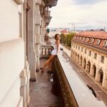 Jiřina Daňhelová Instagram - Až budeš příště váhat jestli jet na dovču sama nebo ne, připomeň si tady tech par momentů, ktery jsi byla schopná zavnímat jen díky tomu, že Ti do toho nikdo nekrafal.: 1) Ta stará paní co seděla na vozíku a s úsměvem koukala na Nudes with Flamingos od ROBERTA DELAUNAYE 2)Na to, jak jsi objevila Franze Sedláčka, stala u každyho jeho obrazu pul hodiny a další hodinu mohla přemýšlet nad tím, jak tohle krucinál mohl namalovat ortodoxní nacista. 3)Pripomeň si další z důvodů, proč jíš normální chleba s vděčností. 4)Na kolik situací jsi našroubovala obraz se 74 zámkama a jen 44 klíčema 5)Na toho kluka v Leopold muzeu, kterej splynul se svou zálibou. 6) Na to, jak jsi odešla z prohlídky v Schönbrunnu už v půlce, protože tě štvala intonace průvodkyně a z ničeho nic Tě začala víc zajímat zahrada než úmrtní postel císaře Františka Josefa. No co. 7)Vzpomeñ si na Tonyho Cragga kterej na fotče č.7 hmotou vyjádril jak bys to v sobe chtela mít ale na fotce č.8 ukázal jak to v sobe máš doopravdy... 9) Vzpomeň si na to, jak jsi se vrátila do MUMOK galerie dvakrát, a nikomu jsi nemusela vysvětlovat, svou teorii diskriminace obrazů. Totiž - že obrazy na uplnym začátku a uplnym konci výstavy jsou diskriminovaný, protože lidská pozornost potrebuje nejakej čas na zklidnění a koncentraci a po hodině zas už není schopná moc ta díla vnímat. Nemusela jsi obhajovat fakt, že obrazy na začátku a konci vystavy prostě nemužou za to, kam je umístili a zaslouží si víc Tvyho soustredění a Tvoje jiný rozpoložení. 8)Vzpomen si na čtyři kopečky a dva kornoutky. Každej v jedný ruce. 9) A taky si vzpomen, kdo za tebou prijel na poslední dva dny. Vyfotil poslení fotku. Vzal tě na vystavu Helmuta Newtona ( o ktery jsi proboha nevedela ?!?) protože ví jak moc tohohle fotografa milujes. Nicméne datum zahájení ,,pripravované vystavy" mu do toho hodilo vidle, tvé nadšení bylo mírne zklamáno a tíííím pááádem jsi vpodstate mela pripravenou pudicku pro to , aby sis pak mohla vybrat ty dražší šaty (🙈🙈🙈) A zároveň Ti dal důvod, jet tam napodzim znovu.