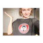 Jiřina Daňhelová Instagram - Dekuju za práníčka. To jsou taky maly darky. Tímto dávám jeste možnosti svym kamaradum tvárit se , že to ,, JEŠTE NESTIHLI ALE CHYSTAJ SE NA TO OD RANA”. A delám to proto, že ted málo hraju, tudíž využívám i sebepitomejší situace k malym dramatum. Triko @cerny.david 🤍🎁🤍 #dneska #jenjednojmeno #todruhý #kdyznecochcestaksiotorekni ☝🏼🥰 Oslavář.cz