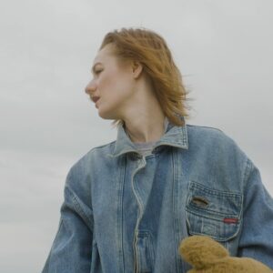 Jiřina Daňhelová Instagram - Po Kapkách 🤍 aneb písek uplně fšade 😄

hudba - Jiří Vidasov @vidasov_ 
text- Josef Galen  @galen208 
mix & master - Tomáš Zeman @zemak007 
bicí - Martin Linhart @medved_buben 
back vocals- Iby Pop @ibypop 
kytara - Iby Pop(to stejný neasi tvl) 
režie- Jan hadraba @janhadraba 
asistent kamery- Claudia Geilerová @claudiageiler 
make-up- Dagmar Micová @dadiduuart 
střih - Jan Hadraba
foto- Claudia Geilerová
produkce- IMPRESIA FILMS

#pokapkach#pisekfsude#newsong#czechrepublic#musicvideo