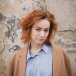 Jiřina Daňhelová Instagram - Dobře spát, dobře jíst. Mýt si ruce, hodně číst. Taky psát a pořád tvořit, svý předsudky bořit. Nehrbit se!Neříkat ,,prostě, jakoby, jako, vlastně”. Málo mluvit, víc myslet, nesoudit a hodně snít. Soustředit se. Hodně se milovat, mít kde být. Udělat radost, naslouchat, mít o někoho starost. Všechno uklidit, tmu docenit. Ustřihnout provazy, dát něco do vázy. Víc toužit, málo chtít. Podpořit. Ochutnat. Sebe hýčkat, hodně pít, občas za hranice jít. Najít klid. To všechno skýtá moje ,,žít”....... vysrat se na to, že se to vubec nerýmuje Nebýt sprostá. #anotherpieceofme #onlyifyouwant Photo: @kristynovakova