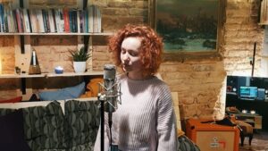 Jiřina Daňhelová Instagram - ,,Možná je čas na jemnost,” když je to všude kolem vyhrocený.
#cover#filipova#zamilovaná #Je l´aime a mourir #časnaněhu

Celý cover najdete na mém YouTube kanále 🤍 Popisek v BIO