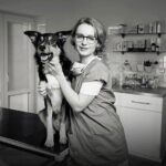Jiřina Daňhelová Instagram - Víte, jak si každá holka někdy přála být na plakátech po celým městě a představovala si ten filmovej scénář s týpkem na zastávce, co jen smutně kouká na krásku v plavkách treba od @calzedonia , která má trochu písku jen tak ležérně nalepenýho na prdelce, protože když se fotilo tak to prostě nějak roztomile neřešila? 😌 A ten týpek zpytuje svědomí, že se tenkrát víc nesnažil a vyčíta si jakej byl vůl. Parkrát napíše zprávu aby ji v zápětí smazal, do toho hraje Ed Sheeran a kráska z plakátu už je dávno nad věcí? Jako FAKT nad věcí! Tak presně to se určitě nestalo. #divkazplakatu#raiffeisenbank#reklama#veterinarka#sexy? #nemyslimsi😂 Prague, Czech Republic