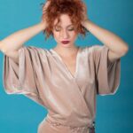 Jiřina Daňhelová Instagram - Jaký je lepší oblečnení než to, ktery je pohodlný jako pyžamo a pritom vypada jako stylovej model? Snad jenom ,,žádný”. A to se ne vždycky hodí . Narozdíl od tady toho.... Tudíž semišovej overale-seš vítěz 🏆 @reserved make-up: @katesulcova Styling: @j.e._styling Reserved