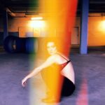 Jiřina Daňhelová Instagram - Už mi z toho tak hrabe, jak se mě všichni ptají na Nabarvený ptáče, že ho vidím dokonce i v týhle fotce.A už to ve mě za těch pár dní uzrálo. Tedy hromadně: Technicky nejlíp vyrobenej českej film kterej jsem viděla. Pan Smutný, který stojí kameramansky za takovýma krásama jako je Kolja, Tobruk, v tomhle dokázal něco tak dokonalýho, že si toho okamžitě všimne i naprostý, technicky nepolíbený lajk. Film má necelé tři hodiny, ale dokoukat to se mi jako problém neukázalo. Má to na svědomí poutavost jednotlivých uzavřených kapitol. O tom, že by to snad člověk nevydržel kvůli drastickým, krvelačným scénám, nemůže být ani řeč. Vidíte, že statkář čeledníkovi vydloubne oči, aby mu neočumoval děvečku, nicméně není to udělaný naturalisticky. A myslím, že každý den v TV vidíme spoustu mrtvol v mnohem horším stavu a už nám to bohužel ani nepřijde. Takže nafouknutý bulvární pohoršení je uplně mimo. A když to dokoukáte, dostane se vám zasloužené katarze :) Další věc-netušila jsem jak působivě může ve filmu fungovat ticho a celková absence hudby 👌🏻 Pohledy odehrály nejvíc a vytvořily takovou atmosféru u každé z částí, že mi fakt přecházel chvílema zrak a měla jsem pocit hroznýho nadšení, že jsem tohohle svědkem. Sedmnáctá verze scénáře se rozhodně vyplatila. Rozumím marketingovému tahu s obsazením zahraničních hvězd, nicméně si myslím, že čeští herci by rozhodně byly schopni obsáhnout charaktery jednotlivých postav✌🏼. Doteď si scény vybavuju. A detailně. Žádná zbytečná vata navíc. Z druhý strany: Mám ráda, když je na mě něco trochu ,,hodně”. Víc, než na první pohled dokážu rozkrýt. Něco, nad čím musím trochu dumat a hledat v tom jinej, hlubší smysl. Tady mi ty věci přišly všechny naservírovaný pod nos, což je sice příjemný, ale řekla bych že je to jeden z hlavních důvodů, proč je ,,Ptáče “ srovnáváno s Vláčilovým ,,Udolím včel” nebo ,, Markétou Lazarovou”. -filmy, ke kterým musí človek dozrát. Rozhodně na to běžte, jindy a víckrát už to neuděláte. A myslím, že je důležitý to podpořit, protože ikdyž se to dostalo k mezinárodní porotě, z ,,civilistů” na to moc lidí v čechách, natož v zahraničí nepůjde...Ale česká kinematografie má něco, co se blíží skvostu. 💐❤️▪️ @prakultura
