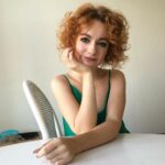 Jiřina Daňhelová Instagram - Mě se to jen líbí. Ta fotka. A to modrý vlevo je muj naivní kufřík na dlooouhým provázku. Jsou v něm hašlerky a nápis ,,s láskou přijď, s láskou odejdeš” 😅 Pouštim ho na provázku z okna čtvrtýho patra, aby mi tam vrátili klíče ti, kteří navštívili můj byt v domě bez zvonku,bzučáku a výtahu. Jen kvůli odemknutí dveří a případnýmu trapnu, když nechceš dávat pusu na pusu ale jen na tvář, s nikym teda až dolu chodit nebudu! Je to podle mě hezká tečka na závěr každy schůzečky u mě. Vrátíš prostě kliče do modrýho kufříku na provázku a můžeš si vzít hašlerku na další cestu 😅🤷‍♂️🙈( Nebo nevim jak týhle blbosti udělat alibi) Každopádně jsem ten systém propracovávala docela dlouho. Jinak ale na týhle fotce vypadám jako luxury-NewYork-bitch, která určitě bydlí v luxury-NewYork mrakodrapu. S výtahem.