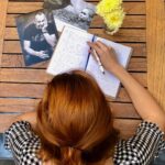 Jiřina Daňhelová Instagram - Dlouho očekávanej film Nabarvené ptáče má u nás premieru až za pár dní, ale už teď se dostal mezi top 20 v soutěži na filmovým festivalu v Benátkách. To se nám tady v Čechách podařilo naposled v roce 1994 panu Menzelovi s filmem ,,Život a neuvěřitelná dobrodružství vojáka Ivana Čonkina”. A ikdyž už teď se obávám že vzhledem k tématu ten film nevydržím dokoukat dokonce, stojí to přece za zmínku! Pozitivních zpráv není nikdy dost. Vyzpovídala jsem režiséra Václava Marhoula a tady máte jen úryvek z toho, co zítra vyjde na @prakultura A buďte prosím shovívaví. Byl to můj první větší rozhovor 🙈❤️. ▪️U nás jsou nejsledovanější hlavně jednoduché komedie.Co drží nad vodou člověka, který se navzdory tomu rozhodl v Čechách pro kvalitu a velkou investici?. Prvotně potřeba tu kvalitu zpracovat, ideálně povýšit. Doufám, že na ten film půjde divák, který si k němu najde cestu právě proto, že se nejedná o komedii. ▪️Proč si myslíte, že právě černo-bílý formát dodá Vašemu filmu pravdivost?. Protože právě barva by mu ho vzala. Myslím, že stejné dilema řešil asi i Steven Spielberg, když připravoval Schindlerův seznam. Zkuste si ho představit v barvě.To by jednoduše nefungovalo. Vzalo by to opravdovost příběhu v době, ve které se odehrává. ▪️Svět přeci není černobílý, v žádné době nebyl. To sice není, ale o tom to není. Navíc málokdo ví, že co se týká černobílé barvy, škála odstínů je mnohem obsáhlejší než klasická barevná paleta. ▪️Chodíte do divadla?. Ano a rád. Jedno z představení, které mi utkvělo v paměti je například ,,Království boží na zemi” od Tennesseeho Williamse v divadle Ungelt. ▪️Proč tohle mezinárodní obsazení, myslíte, že je v Čechách málo dobrých herců?. Nabarvené ptáče je světový bestseller a díky tomu jsem mohl rozšířit své obzory. Herce si vybírám hlavně typově a samozřejmě podle hereckých kvalit.České herce pak hodně v divadle. ▪️Co se týká speciálních požadavků zahraničních herců, prozradíte něco bizarního?. Nejmenovaná herecká hvězda si vyžádala mít každý den k dispozici bio borůvky. #prakultura #ambasadorka #bojimse #tesimse #kinematografie #up #fandím #vaclavmarhoul #interwiew #mojepoprve 🙏 Kinematografie