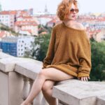 Jiřina Daňhelová Instagram - Slyšeli jste už o tom, jak je důležitý, abysme každý den alespoň jednou viděli horizont? Prý je nám pak líp na duši. Dává mi to docela smysl, když si představím lidi, co se pohybují například v New Yorku jen na dně obřích mrakodrapů. 🐜 Mám zatím to štěstí, že špičky stromů nebo Pražských věžiček můžu pozorovat z bytu. 🕊 A často to vydržím i pěkně dlouho 😊 Jen se mi to teda úplně nepromítá do dalších sfér, protože pořad ješte nevím ani co bude zítra, natož za týden, měsíc.... Tak koukejte taky do dálky! Možná je to fakt jako 3dcl UGO fresch juice-denní dávka vitamínů pro Tvojí pohodu 🙋🏽‍♀️ A když ne, tak alespoň předejdeme tomu, že se nám v dalším evolučním levelu narodí jen kratokozraký děti s velikánskýma hlavama, který budou vidět pouze na vzdálenost 40cm. ( závisí na délce skrčených rukou od očí) A to se vyplatí!!!! 👽🤖👽 🌺❤️🍀🕊 Fotil: @honza.kvarda.fotografuje ❤️ Grébovka