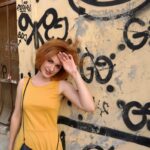Jiřina Daňhelová Instagram - Jedna z hloupostí, kterou mám v sobě od mala nastavenou je bohužel i ta, že pořád musím něco dělat, na něčem pracovat. A když nic nedělám, musím NAJÍT, co mám dělat. Ideálně pro druhý. A když jsem nenašla co mám dělat, musím VYMYSLET, co mám dělat. Prostě se prospěšně zabavit, aby člověk nevymejšlel kraviny 🙄🤦🏽‍♂️ Když ani pak nemám co dělat, pak teprve se můžu věnovat koníčkům. Tak já bych s dovolením řekla: ,,Nemyslím si”! Už jsem se přesvědčila mockrát, že když jsem měla pár dní volna a byla jsem lína dokonce i na to, dát si mobil na nabíječku, honilo se mi hlavou 1000 témat, nesmyslů a často i vymyšlených problém(ků). Ale důležitější fáze je ta potom. Když totiž necháte mozek jen tak jet dál a všechny tyhle myšlenky ty dostihy konečně uběhnou. Pak konečně dostanou prostor i ti, kteří do té doby jen vyčkávali na tribuně, a soutěžního závodu se nezúčastnili. V blbým případě k Tobě přijdou nejdřív mozkomoři v podobě zákeřných jedovatých tet se špičatým nosem a velkýma ambicema pokládat Ti nejapný otázky a dostat Tě do úzkých. Chtějí prostě udělat z Tvýho psychickýho zdraví popraviště pozitivna. Někdy na svůj prostor v podobě Tvýho volnýho času čekaly fakt dlouho, je na nich plíseň a Ty seš z toho nemocnej. Ale co chci říct...za nima jsou i noblesní dámy ve vkusných šatech a s velkými luxusními klobouky. ( taky mají dlouhý řasy, jemný laskavý usměv, jsou dokonalé s kabelkami Louis Vuitton a chodí na podpatcích který klapají takovým tim hrozně příjemným zvukem 😌🕊) Těm když věnuješ, co potřebují a co je zároveň to nejlepší co jim můžeš dát- totiž svoji pozornost a naslouchání, dodáš jim důležitost. A oni Ti na oplátku ukáží všechno, co Tě pak bude inspirovat k věcem Tobě konkrétně nejvlastnějším. Terminus technicus- ,,pravej potenciál.” A ten si logicky dává na čas. Ale né, pokud mu ten čas věnuješ. ❤️ Čestný slovo, že Ti s ním i v něm bude hrozně hezky. 🕊🕊🕊 Long story short: jestli máte teď pár dní volno, nedělejte nic, nezoufejte, a věnujte se dámám v luxusních kloboucích 😇 Teda- máte-li koule na to, potkat nejdřív ty plesnivý mozkomory. #jseš #sluncevbažině #nějakýdostihy? #mozkomor VS #luxurybitch #mámetoasivšichnipodobně❤️ Dostihy Boutique