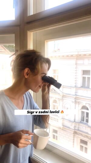 Jiřina Daňhelová Instagram - Přeju vám hezký svačiny, vyvětraný třídy a hodně bodíků na přeslazený mlíčka. Holkám pak pěknýho tělocvikáře. 
Už máš nalinkovaný okraje?