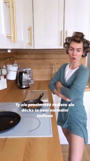 Jiřina Daňhelová Instagram - Devadesátkový dítě v novodobé komunikaci. 

Přeji krásný léto všem. 
:)