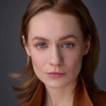 Jiřina Daňhelová Instagram - 1) Benedict Cumberbatch je můj ztracenej bracha a seriál ,,Better call Saul” je jen starší verze ,,Better call me” 2)Luccy je obyčejné děvče vyrustající na předměstí nedaleko Seattlu. Podle vlastních slov je nezajímavá a nudná „šedá myš" s nízkým sebevědomím, pravý opak tajemného podnikatele Johna v jehož firmě je stážistkou. Přestože se ji Mr. Great svým chladným a odměřeným chováním snaží odradit, má ho plnou hlavu. Bez ohledu na to, že ji varuje, jak je komplikovaný a ve zlověstných náznacích mluví o svém specifickém vkusu, není Lucy jeho přitažlivosti schopná odolat. Ani Mr.Great však není vůči téhle plaché dívce imunní a postupně ji začne otevírat dveře do své třinácté komnaty. 3)Na cestě do ,,Sama doma” Týýdam,tydadadam 4)Na cestě ZE ,,Sama doma” Pampadampam. 5)Na plakátě k novému seriálu tv Prima z prostředí ranče, kde je hlavní kovboj Richard Krajčo. @stanislavcallas thanks for your ,,chin up” ! it´s like “keep your spirit up” and that means a lot to me. Especially at this time🤍 @martarajohnson dekuji za efekt ,,mozná se tak narodila” i za vamp girl, jsi skvělá ! (a neděkuji za apku SHEIN !!!) 🤍